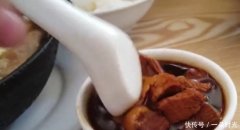 南方人去哈尔滨旅游，去饭馆点菜后有点尴尬，菜份量太多吃不完