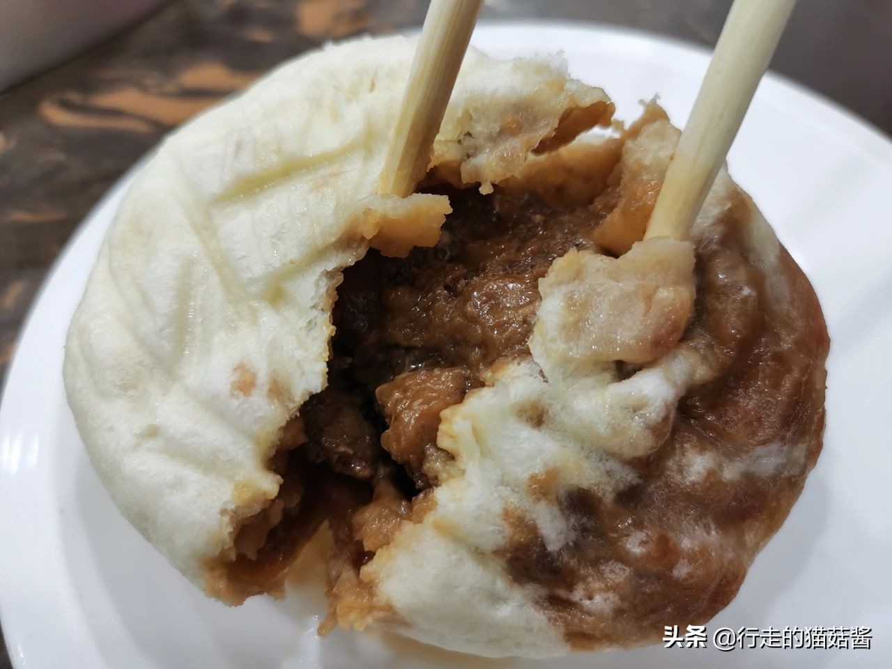 哈尔滨美食打卡指南,这家店异常火爆,居然有人通宵来排队