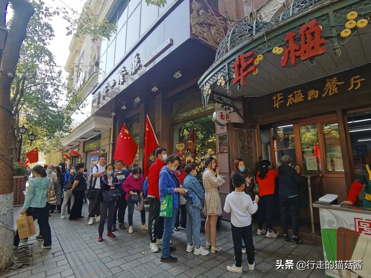 哈尔滨美食打卡指南,这家店异常火爆,居然有人通宵来排队