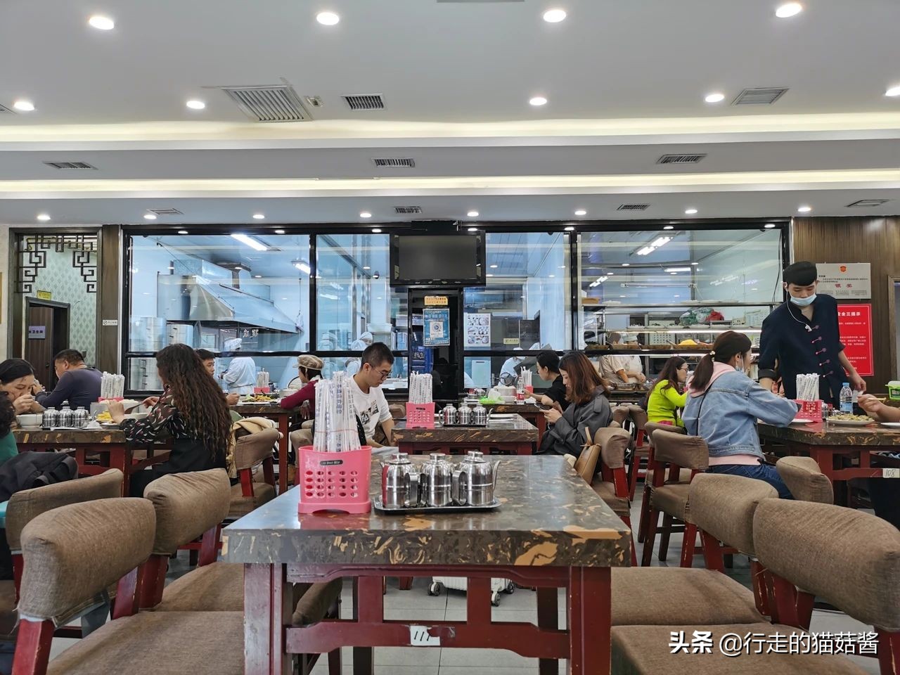 哈尔滨美食打卡指南,这家店异常火爆,居然有人通宵来排队