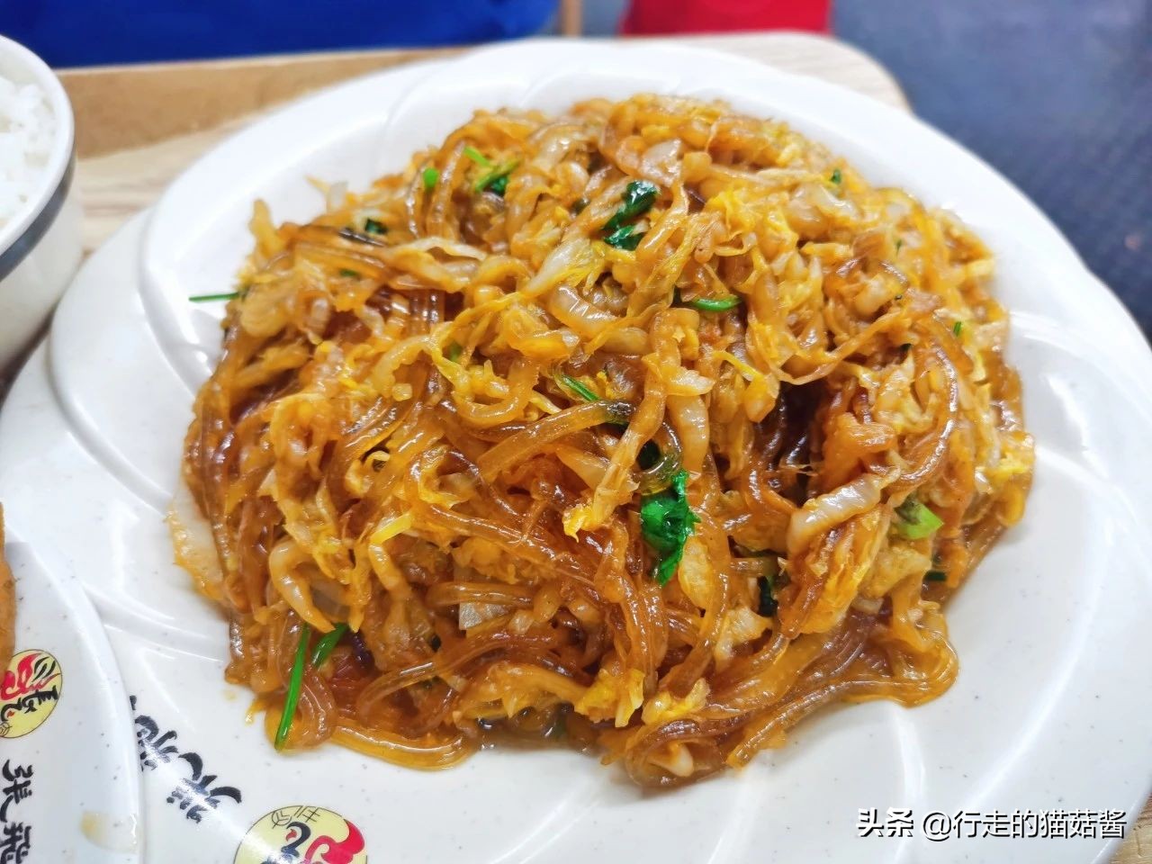 哈尔滨美食打卡指南,这家店异常火爆,居然有人通宵来排队
