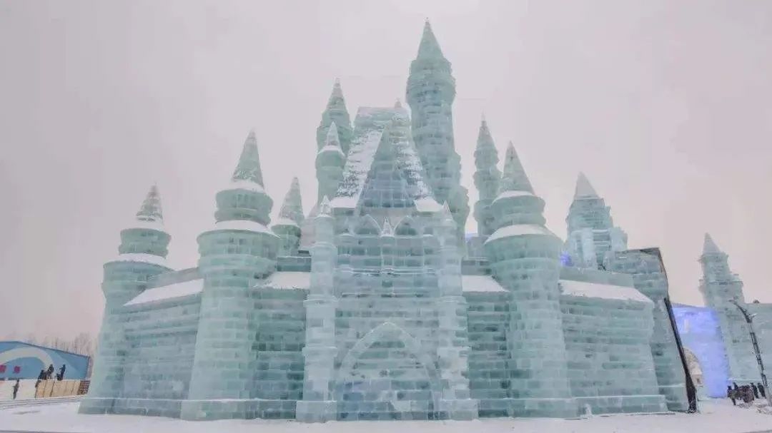 去哈尔滨吧,看青山白头,看红墙飘雪。玩转冬日恋歌