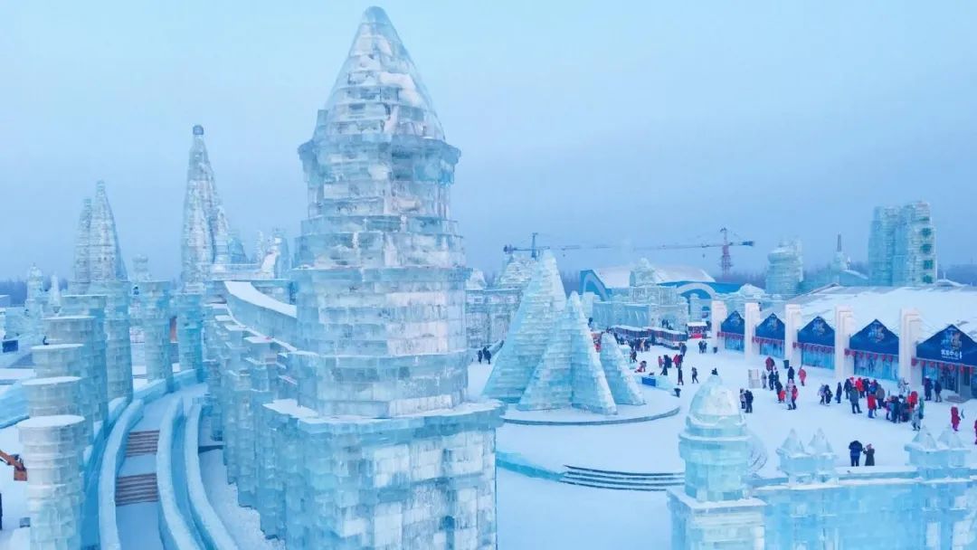 去哈尔滨吧,看青山白头,看红墙飘雪。玩转冬日恋歌