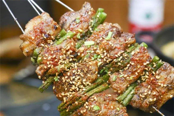 舌尖上的美味：哈尔滨最受欢迎的小吃排名，张飞扒肉上榜